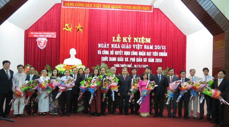 Lãnh đạo tỉnh Thừa Thiên Huế và lãnh đạo Đại học Huế tặng hoa chúc mừng các nhà giáo đạt tiêu chuẩn chức danh giáo sư, phó giáo sư năm 2015
