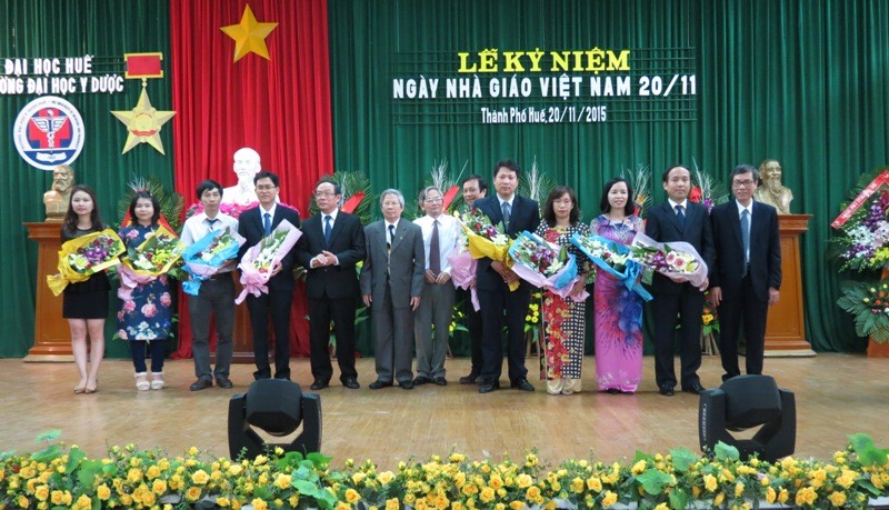 Ông  Nguyễn Văn Cao Chủ  tịch UBND tỉnh cùng GS.TS Cao Ngọc Thành Hiệu trưởng trường ĐH Y Dược Huế tặng hoa cho các tân PGS và tiến sĩ của trường