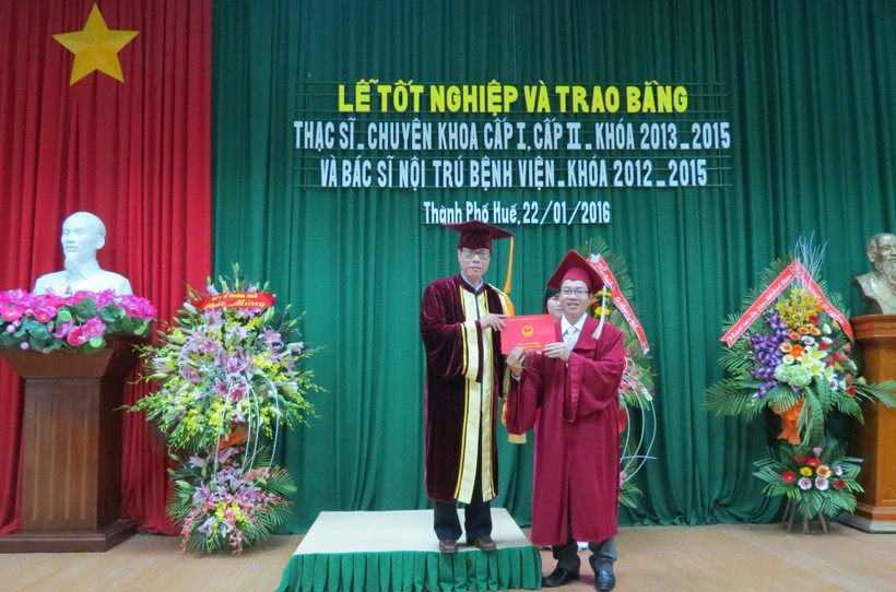 GS. TS Cao Ngọc Thành, Hiệu trưởng Trường ĐH Y Dược Huế trao bằng cho các học viên đã hoàn thành xuất sắc khóa học
