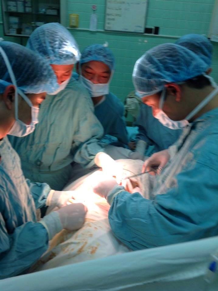 Nhóm ê kíp các bác sĩ, y tá đang thực hiện kỹ thuật giảm đau mới cho bệnh nhân Nguyễn Thị L 