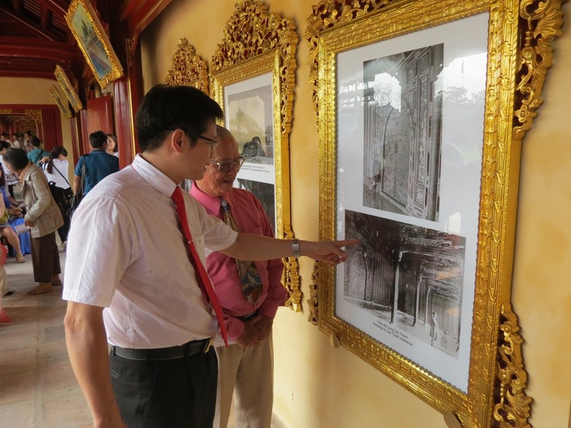 Tiến sĩ Phan Thanh Hải ( áo trắng) giới thiệu các tư liệu hình ảnh quý về triều Nguyễn tại Dực Lang