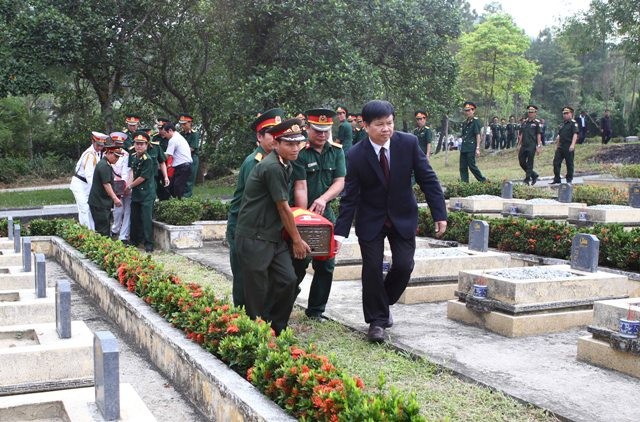 15 hài cốt liệt sĩ quân tình nguyện, chuyên gia Việt Nam tại Lào được đưa về an táng tại nghĩa trang thành phố Huế
