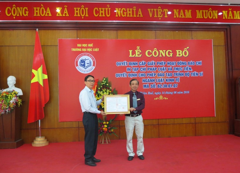 PGS.TS Nguyễn Quang Linh - PGĐ ĐH Huế - trao quyết định đào tạo trình độ tiến sĩ ngành Luật Kinh tế cho trường ĐH Luật Huế