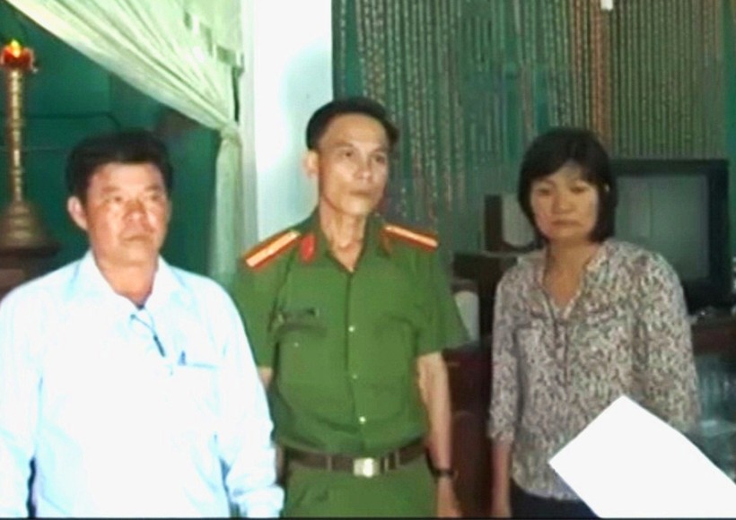 Cơ quan công an tống đạt quyết định khởi tố vụ án đối với bị can Nguyễn Thị Bình 