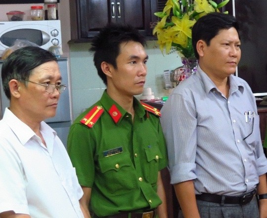 Cơ quan cảnh sát điều tra Thừa Thiên Huế tống đạt quyết định khởi tố đối với ông Trần Đình Nam (bìa phải)