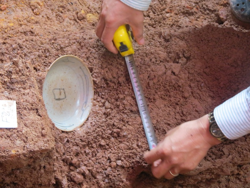  Đĩa ngọc còn nguyên vẹn vừa được phát hiện sáng 12/11 tại hố đào trước chùa Vạn Phước