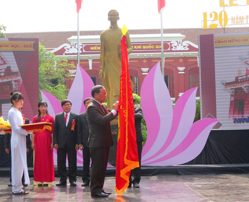 Thừa ủy quyền Chủ tịch nước, ông Nguyễn Văn Cao - Chủ tịch UBND tỉnh Thừa Thiên Huế đã trao tặng  Huân chương Độc lập hạng nhất cho tập thể nhà trường