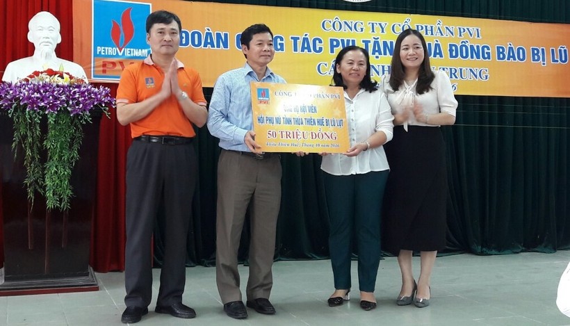 Thông qua Hội LHPN tỉnh Thừa Thiên Huế, Công ty CP PVI đã trao tặng 50 suất quà dành cho các phụ nữ nghèo ngập lũ ở 3 huyện Hương Trà, Phong Điền và Quảng Điền