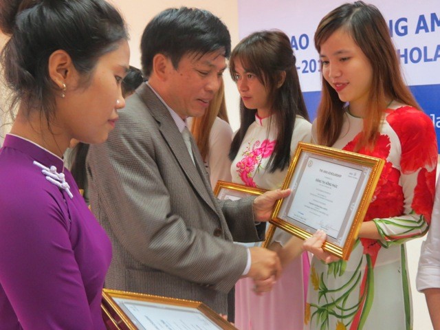 PGS.TS Nguyễn Văn Thuận - Phó Hiệu trưởng Trường ĐHSP Huế - trao chứng nhận học bổng AMA cho các sinh viên 