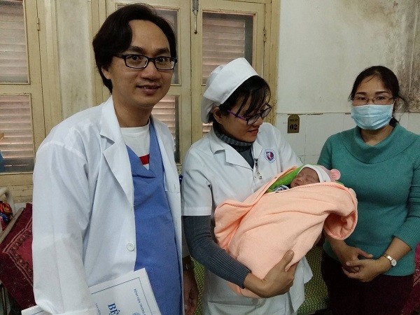 Cháu bé sơ sinh đã được cứu sống kịp thời trong niềm vui của đội ngũ y bác sỹ Trung tâm Nội tiết sinh sản và vô sinh - Bệnh viện Trường ĐH Y Dược Huế 