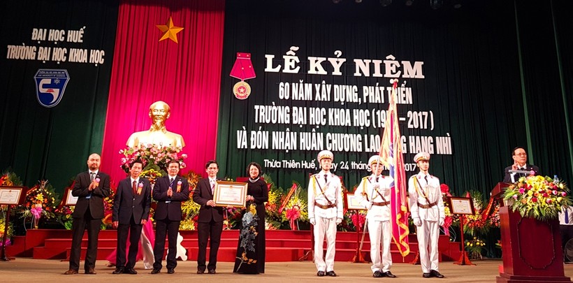 Bà Đặng Thị Ngọc Thịnh – Phó Chủ tịch nước - trao tặng Huân chương Lao động hạng Nhì cho trường ĐHKH Huế