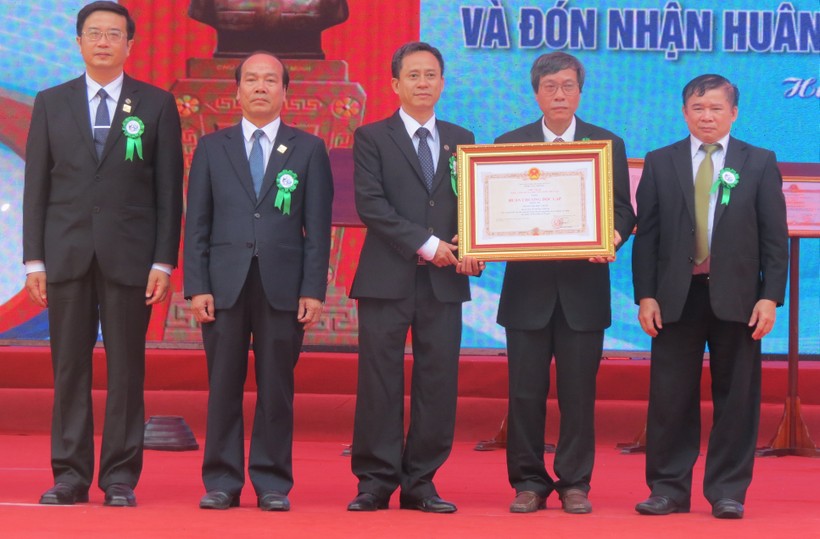 Thứ trưởng Bùi Văn Ga trao Huân chương Độc lập  hạng Ba cho trường ĐH Y Dược Huế