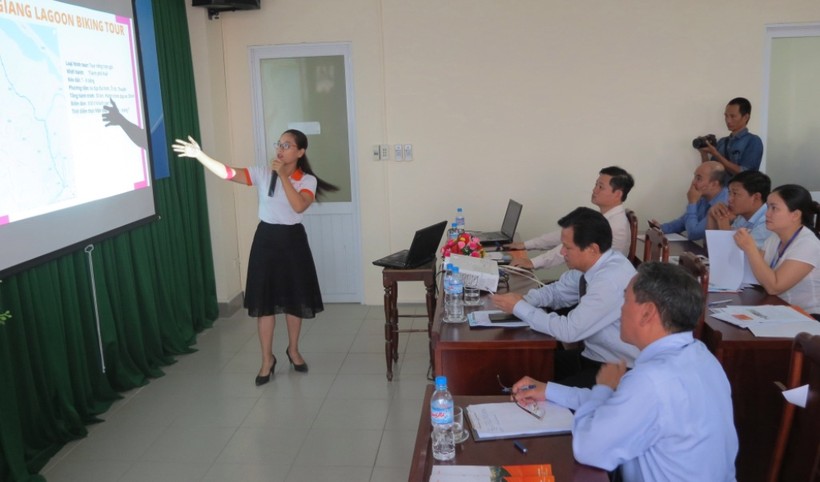 Đại diện Công ty Du lịch nụ cười Huế giới thiệu chương trình tham quan khám phá Tam Giang