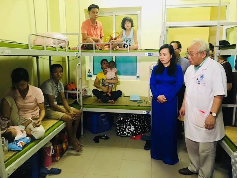 Bộ trưởng Bộ Y tế Nguyễn Thị Kim Tiến thăm, động viên gia đình các bệnh nhi bị ảnh hưởng bởi vụ cháy