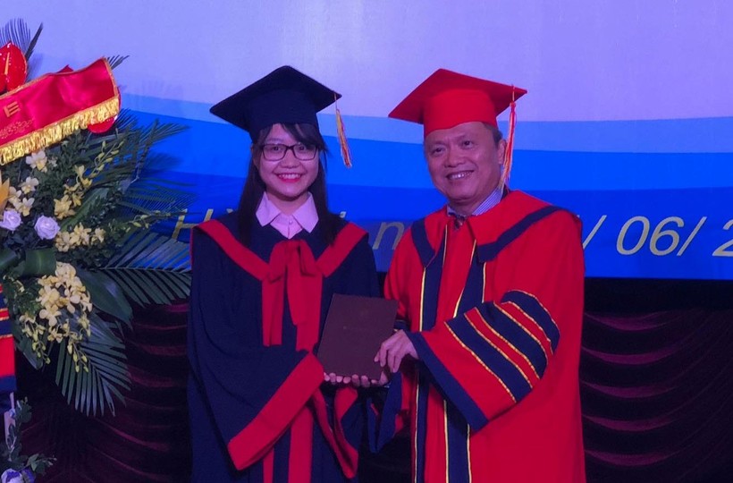 GS.TS Lê Ngọc Thành trao bằng tốt nghiệp cho sinh viên
