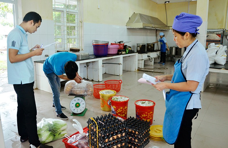 Kiểm tra chế độ dinh dưỡng và ATTP trong bếp ăn trường học tại Quảng Ninh. 	Ảnh: NT