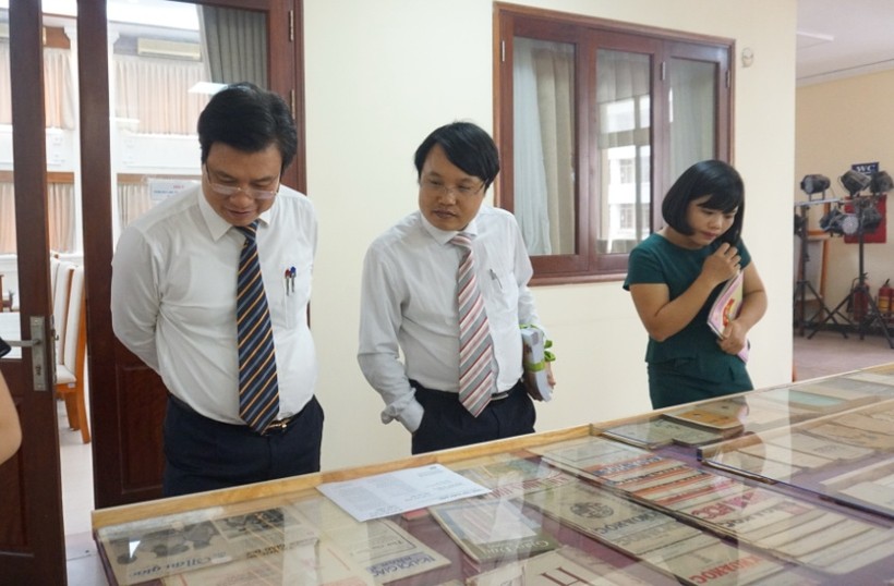 Thứ trưởng Nguyễn Hữu Độ tham quan gian trưng bày mô hình Tủ sách học tập suốt đời