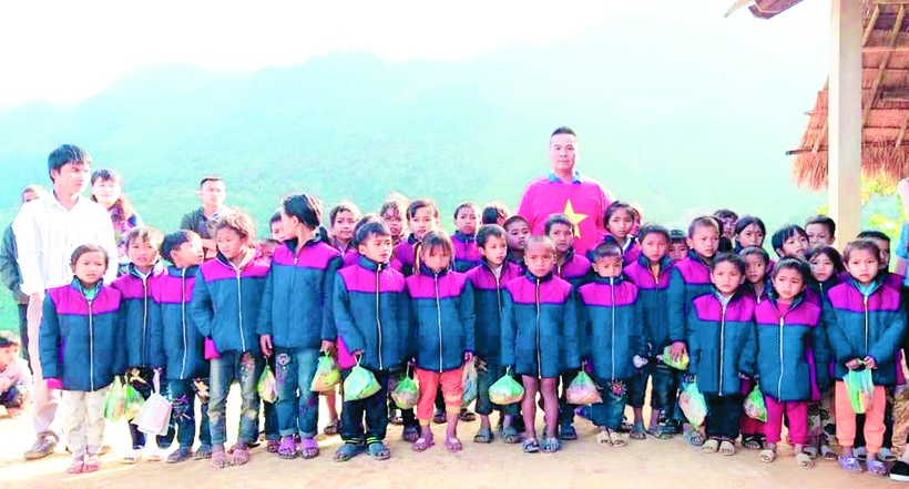 Anh Sơn cùng các nhà hảo tâm khác đến thăm, động viên và tặng quà trẻ em vùng cao Nghệ An.