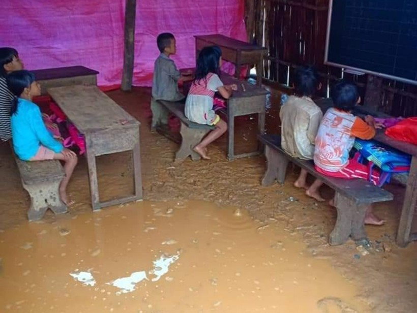 Lớp học tạm ở điểm bản Pá Sập,  xã Nậm Pì, huyện Nậm Nhùn (Lai Châu) trước khi sửa chữa