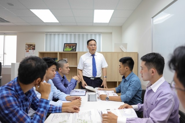  GS Nguyễn Đình Đức chia sẻ kinh nghiệm với đồng nghiệp. Ảnh: Nhân vật cung cấp