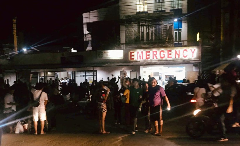 Người dân được hỗ trợ bên ngoài Bệnh viện Bác sĩ sau trận động đất