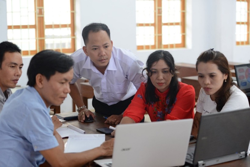 Thầy Nguyễn Thanh Tùng (người đứng giữa) trao đổi tại nhóm