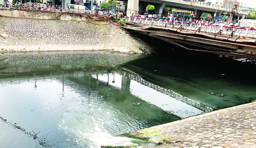 Cống xả thải trực tiếp xuống đoạn sông Tô Lịch nơi Cầu Giấy làm ô nhiễm dòng nước. Ảnh: TG
