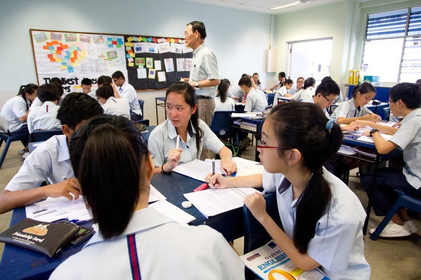 Học sinh Singapore thảo luận nội dung bài trên nền tảng SGK