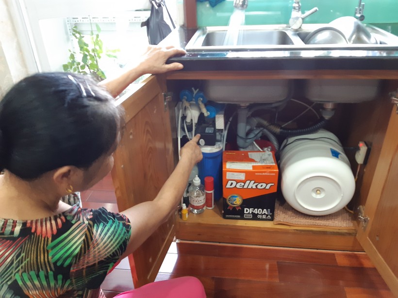 Với tâm lý lo lắng, gia đình chị Lại Thị Hương vẫn chưa sử dụng nước sông Đà để ăn uống mà chỉ sử dụng tắm giặt qua hệ thống máy lọc nước