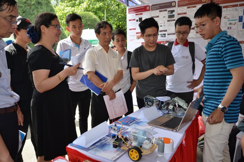 SV Trường ĐH Bách khoa, ĐH Đà Nẵng đang thuyết minh ý tưởng sản phẩm với Ban giám khảo tại Triển lãm sản phẩm Công nghệ BKĐN Techshow 2019. Rất nhiều dự án tại Techshow trở thành dự án khởi nghiệp của SV trường này.