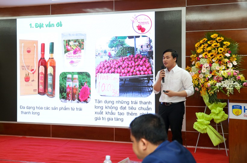 SV Mã Phú Cường (HUTECH) trình bày về dự án “Mứt thanh long Đức Thuận” tại “HUTECH Startup   Wings 2019”. Ảnh: HUTECH