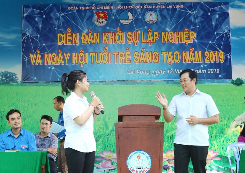 HS Trường THPT Lai Vung 1 (Đồng Tháp) tham gia “Diễn đàn khởi sự lập nghiệp và ngày hội tuổi trẻ sáng tạo”. 