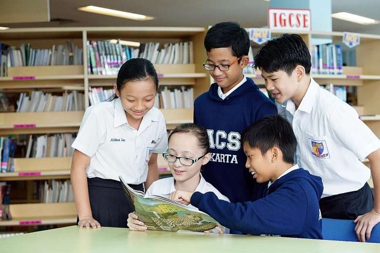 Học sinh phổ thông Singapore thảo luận bài trên nền tảng SGK