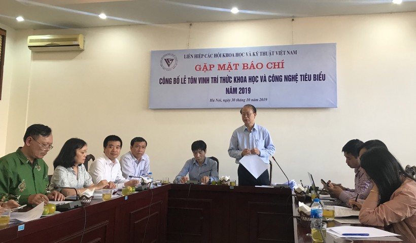 Ông Phạm Văn Tân, Phó Chủ tịch kiêm Tổng Thư ký Liên hiệp Hội Việt Nam thông tin về lễ tôn vinh tại buổi gặp mặt.