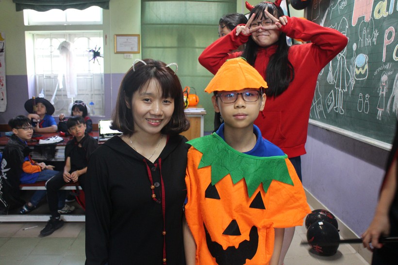 Cô giáo và học sinh cùng thích thú mặc trang phục Halloween trong một tiết học Tiếng Anh ngay trước ngày lễ này. Ảnh: TG