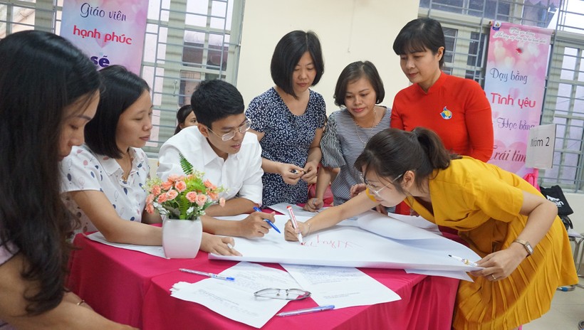 Cô giáo Nguyễn Hồng Hạnh (thứ 2 từ phải sang) cùng các GV trao đổi về lớp học hạnh phúc. Ảnh: Trịnh Huyền
