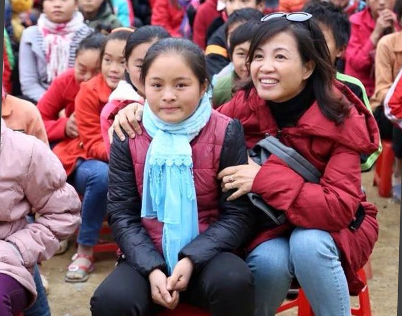 Cô Hiệu trưởng Nguyễn Hải Yến trong một lần tham gia hoạt động thiện nguyện vì học sinh vùng khó.