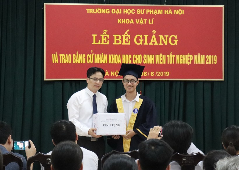 Việt nhận quà tặng cho SV xuất sắc 