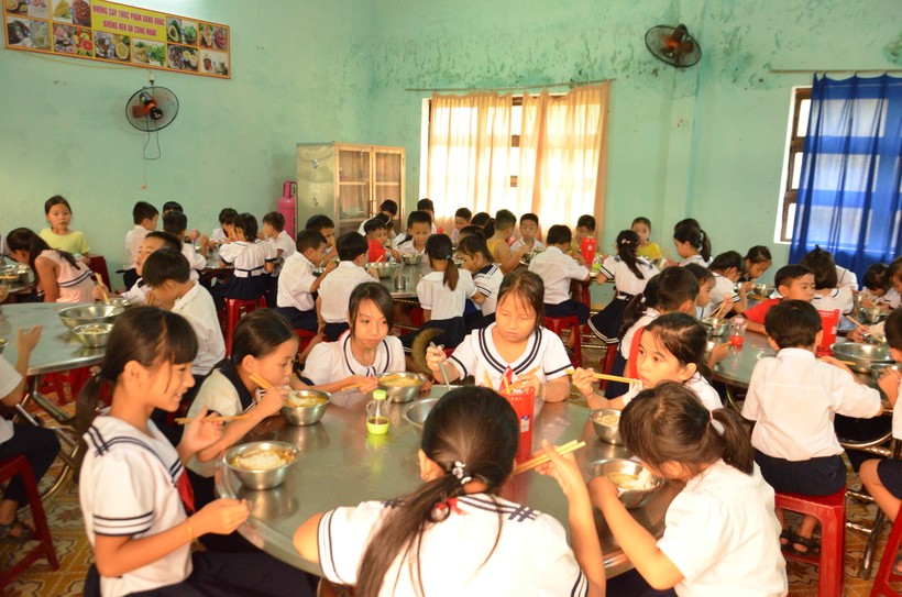 Bữa ăn bán trú của HS Trường Tiểu học Hòa Bắc (H. Hòa Vang, TP Đà Nẵng)