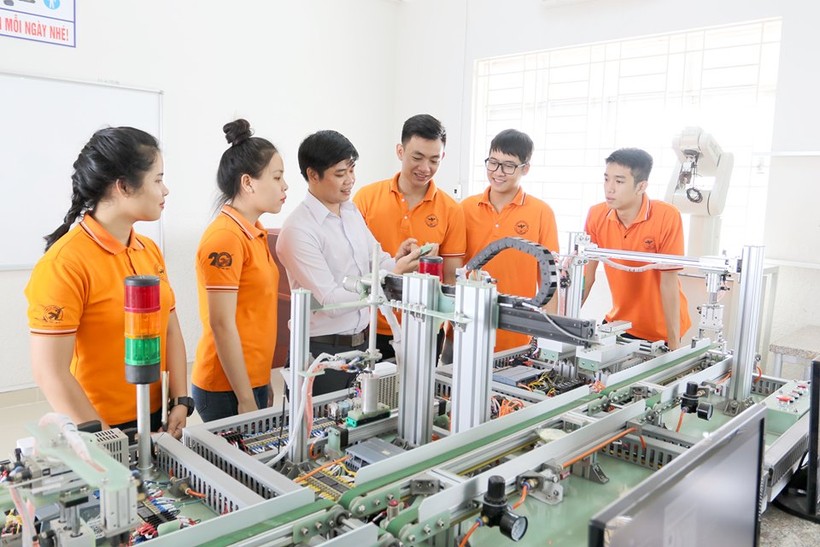 Sinh viên Khoa Cơ điện - Điện tử Trường ĐH Lạc Hồng trong một giờ học thực hành trên các thiết bị hiện đại.
