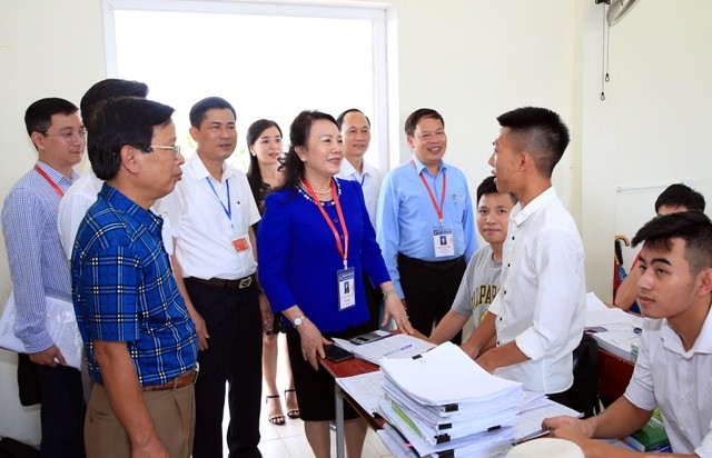 Nguyên Thứ trưởng Nguyễn Thị Nghĩa đến thăm thầy trò Trường PTDTNT 2 Nghệ An trước Kỳ thi THPT quốc gia 2019.
