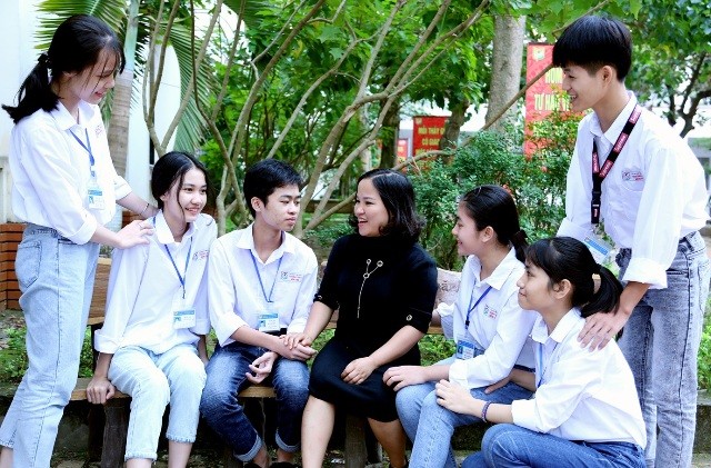 Cô Lê Thị Thanh Nga  và học sinh Trường THPT Bến Tre (Vĩnh Phúc)