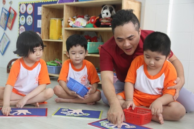 Thầy Nguyễn Phương Bình chỉ dạy cho học trò qua bài học “Quy tắc 5 ngón tay”