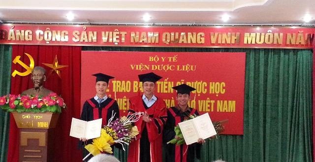 PGS.TSKH Viện trưởng Nguyễn Minh Khởi trao bằng cho các Tiến sĩ Dược học.