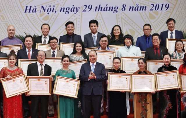 Thủ tướng Nguyễn Xuân Phúc trao tặng danh hiệu NSND cho các nghệ sĩ năm 2019. Ảnh: TTXVN