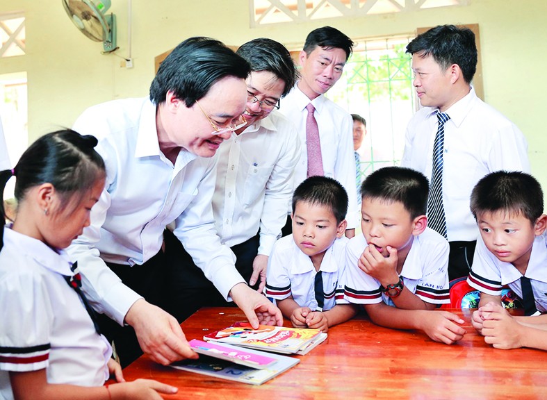 Bộ trưởng Phùng Xuân Nhạ trò chuyện, kiểm tra công tác chuẩn bị cho năm học mới tại các trường vùng lũ Tân Hoá (huyện Minh Hóa - Quảng Bình).