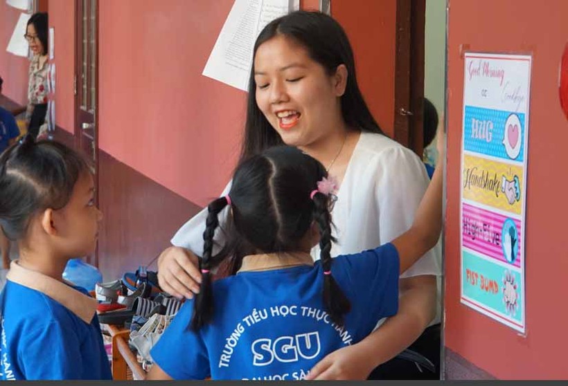 Cô giáo Trường Tiểu học Thực hành ĐH Sài Gòn đón trẻ vào lớp. 	