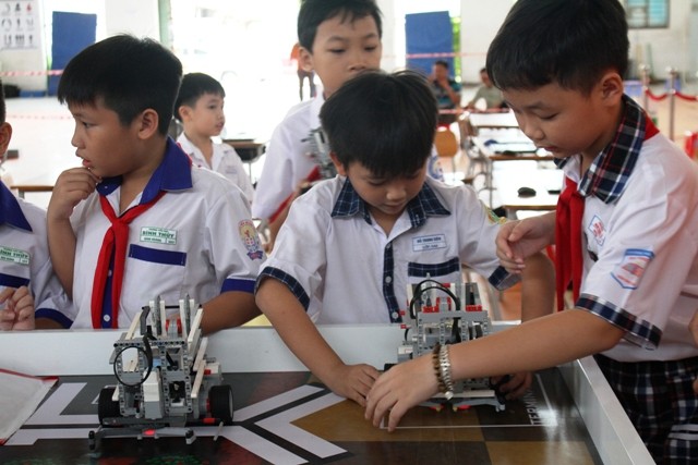 HS tiểu học ở TP Cần Thơ say mê học STEM - Robotics. Ảnh: T.G