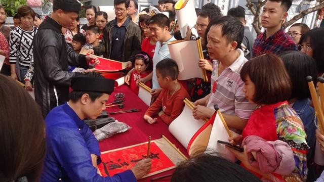 Lễ khai bút đầu năm tại đền thờ Chu Văn An thu hút đông đảo sự tham gia của người dân làng Nguyệt Áng. Ảnh: T.G