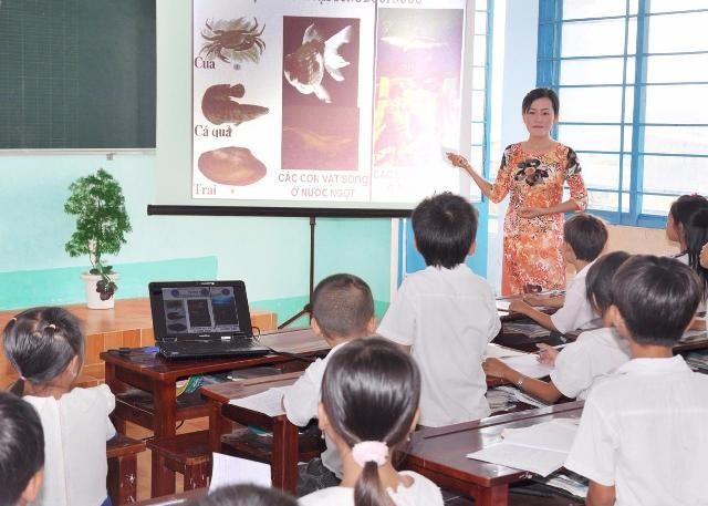 Cô Bùi Thị Thu Thương - giáo viên Trường Tiểu học Tân Công Chí 2 (huyện Tâm Hồng, Đồng Tháp) - và học trò.